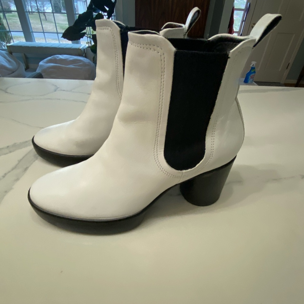PRICED TO SELL  
ECCO Chelsea Women’s Leather Shape Sculpted 55 White Boot 38